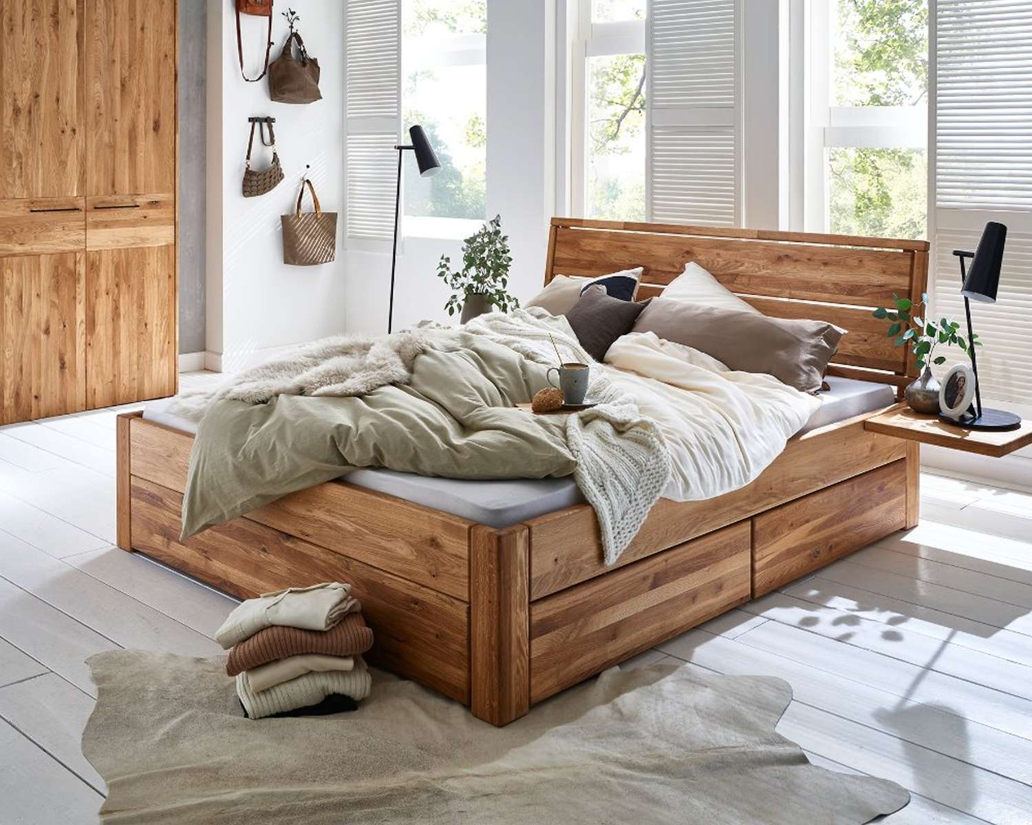 Massief houten bed met laden en opbergplank