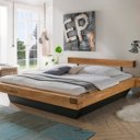 Houten balken bed met laden onder het bed