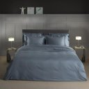 Uni Linea Blauw Grijs op bed helemaal