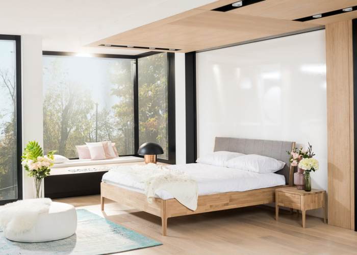 Houten twijfelaar bed Pearl grijs geweven stof hoofdbord