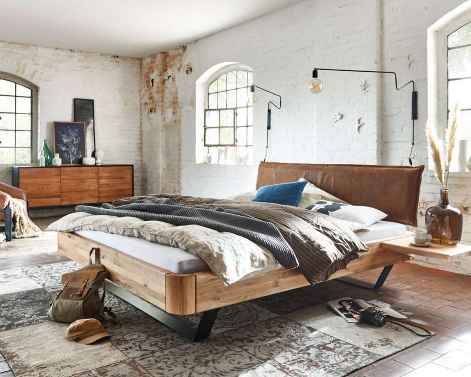 Massief houten bed Skibby eiken blank met beugels en bruin leren hoofdbord